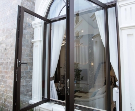 Cửa sổ mở quay